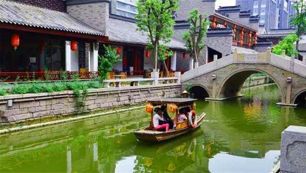 红楼梦：紫鹃说了宝玉几句，没想到宝玉跑出来哭，紫鹃急忙来劝游戏画面